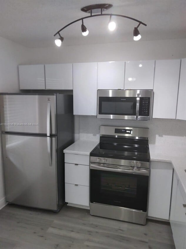 Primary Photo - 8610 N Sherman Cir