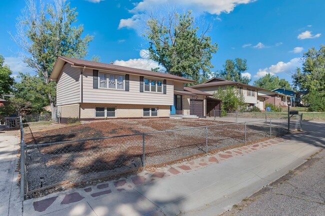 Building Photo - 4 Bed 2 Bath Near Fort Carson!