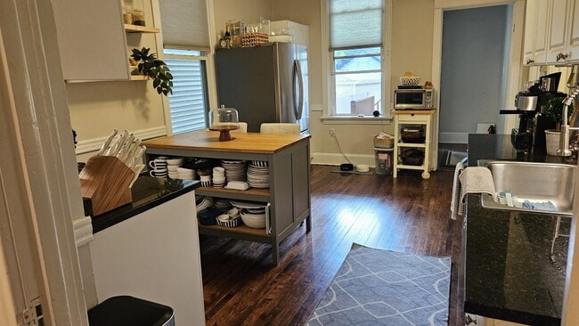 Foto del edificio - 1527 W Wellington Ave