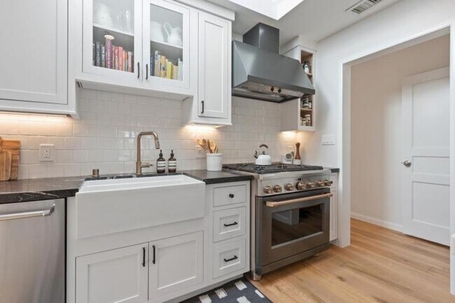 Building Photo - 3 bedroom in Redwood City CA 94061