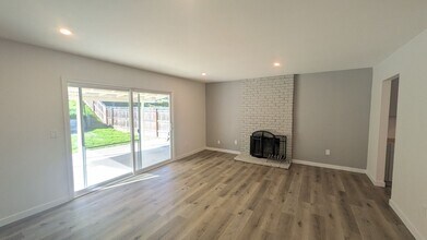 Building Photo - 9920 Medina Dr