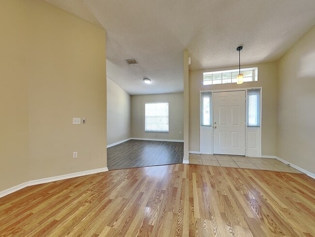 Building Photo - 7881 Manor Dr