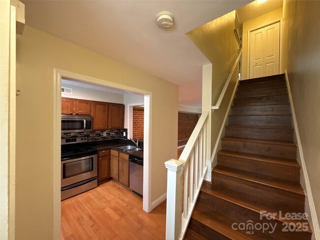 Building Photo - 1207 Green Oaks Ln