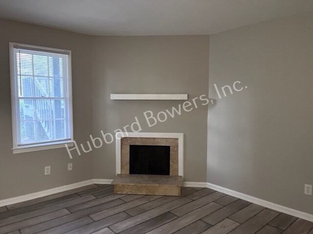 Building Photo - 2920 Chatsworth Rd