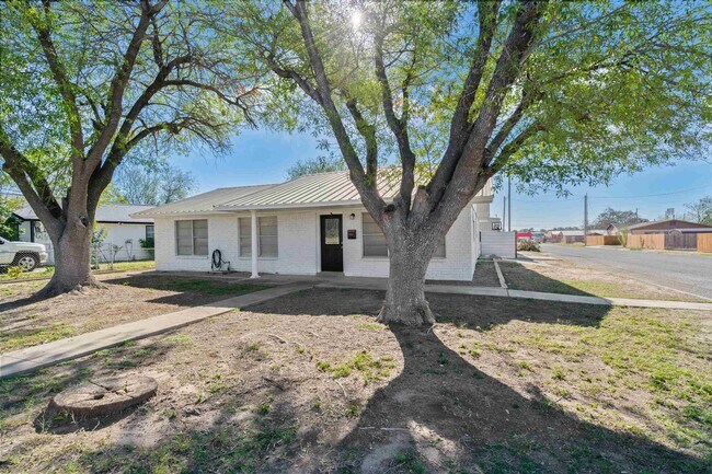 Foto del edificio - 1301 E 2nd St