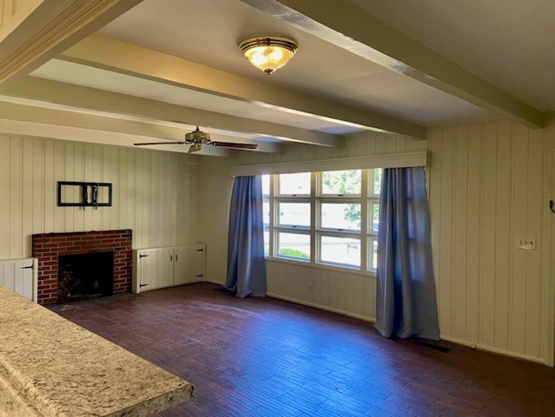 Foto del edificio - Cozy 3 Bed 2 Bath Available in June!