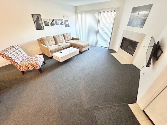 Foto del edificio - STUNNING MOVE IN READY 2 BEDROOM 1 BATHROO...