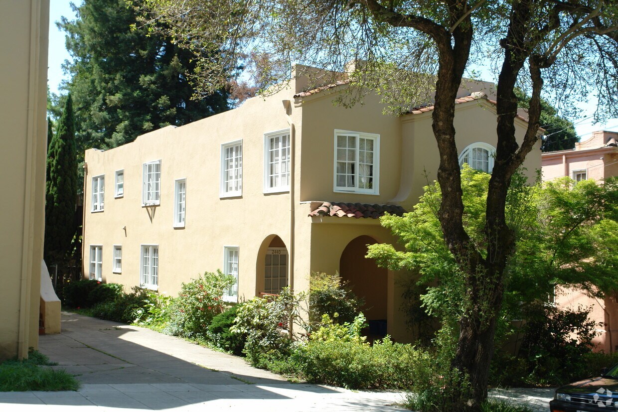 Foto del edificio - 2440 Hilgard Ave