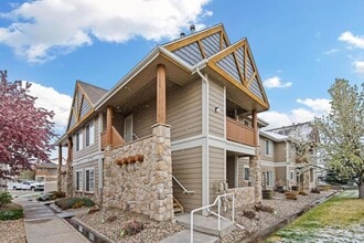 Building Photo - 1335 Lake Cir