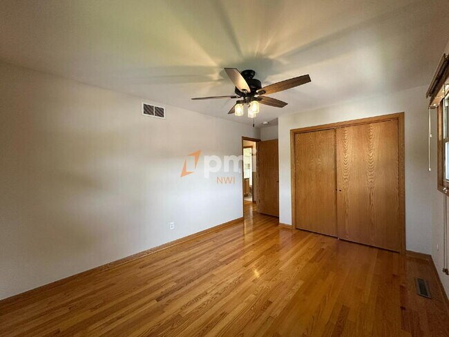 Building Photo - 9554 Crestwood Ave