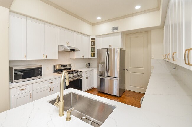 Building Photo - 1915 Upland Sky