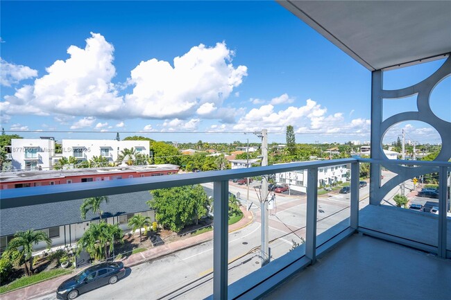 Building Photo - 8425 Crespi Blvd