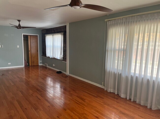 Foto del edificio - 8900 S Merrill Ave