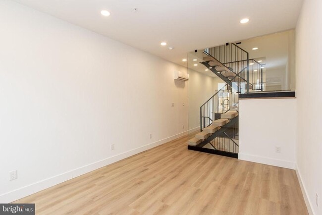 Building Photo - 1544 N Darien St