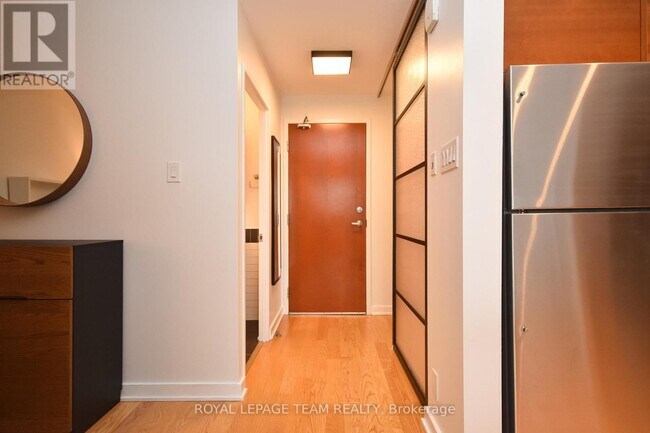 Building Photo - 324 Laurier Ave W