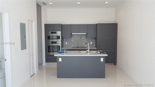 Foto del edificio - 7651 NW 107th Ave