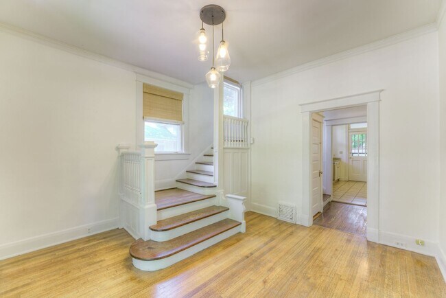 Foto del edificio - Beautiful 2 story home in the Central Gard...