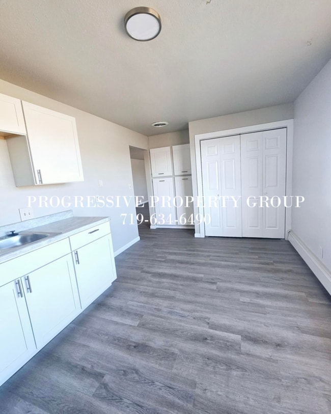 Building Photo - Beautiful townhome with private backyard