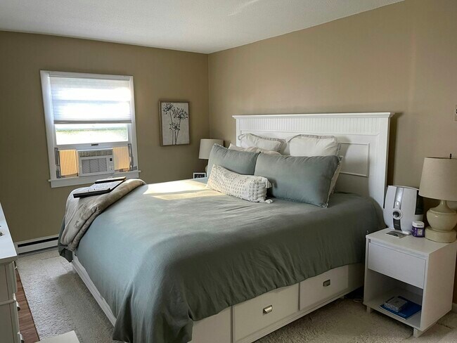 Foto del edificio - 74 Shuttle Meadow Rd