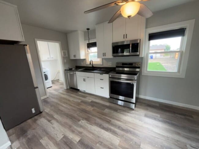 Building Photo - Recently updated west-side home available!