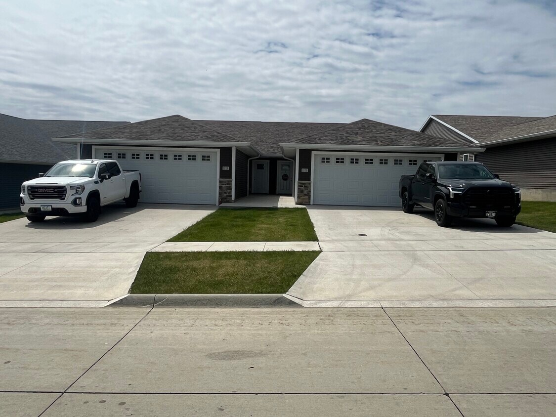 Primary Photo - 317 Post Oak Dr