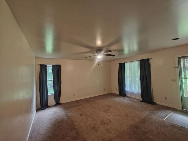 Building Photo - 3 bedroom home on private lot
