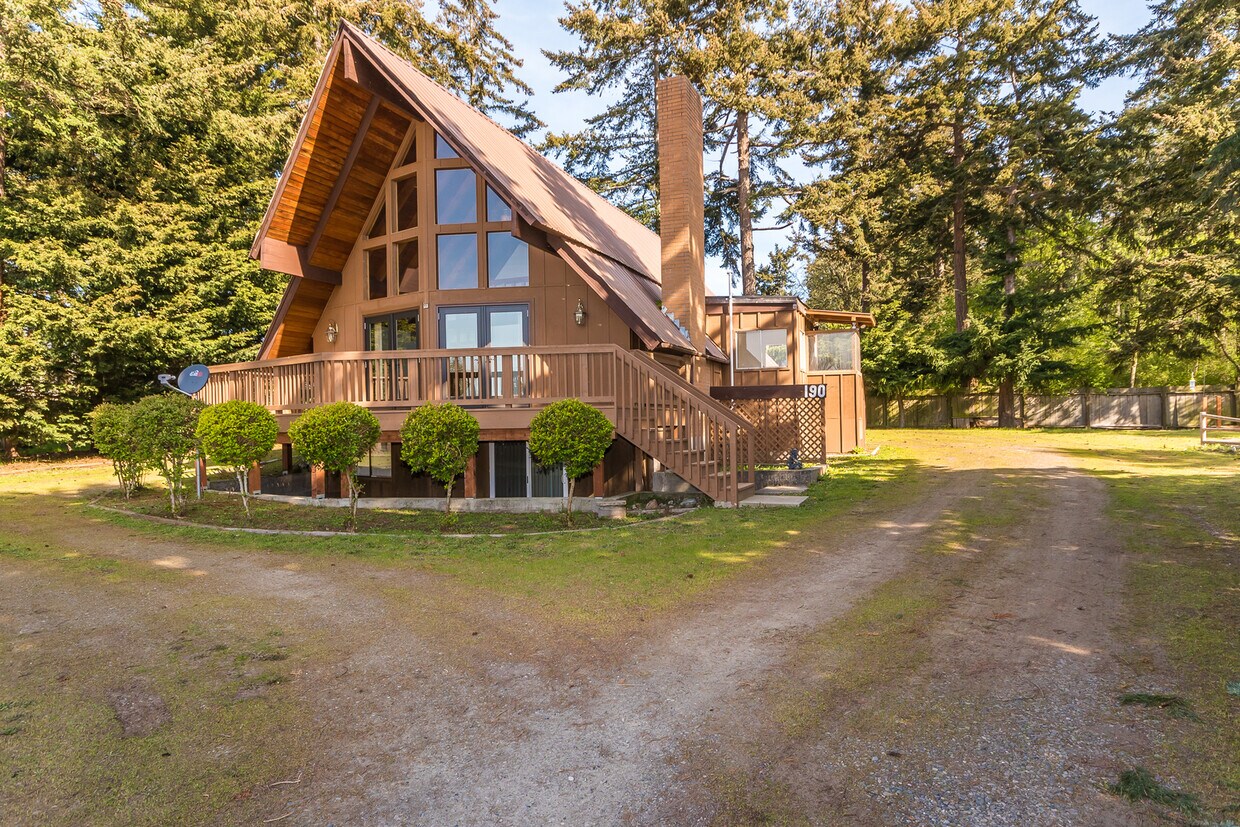 Foto principal - Unique 3 Bed 3 Bath Home