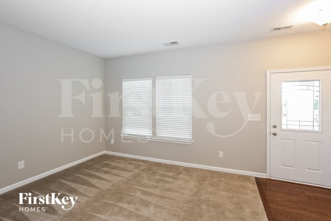 Building Photo - 3232 Oulten St SW