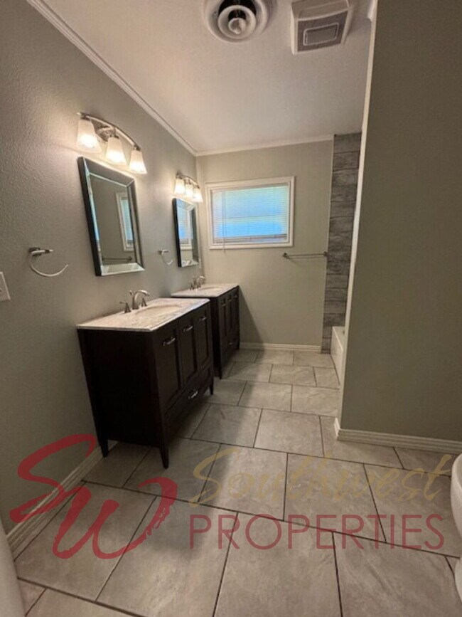 Foto del edificio - Spacious, bright updated 4 bedroom 3 bath close to campus!!