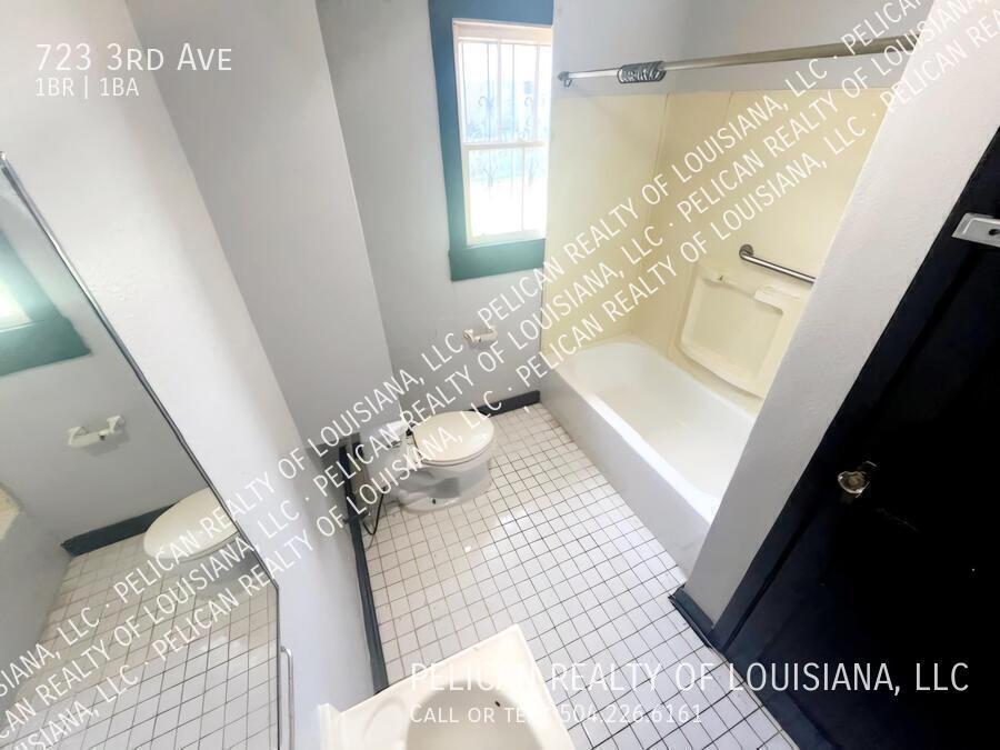 Building Photo - 723 3rd Ave