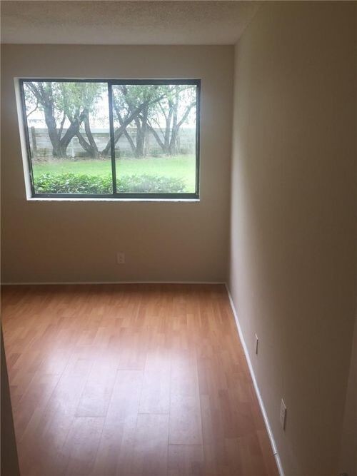 Building Photo - 177 Lakeview Dr