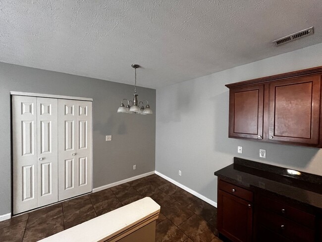 Building Photo - 3600 Hillcross Dr