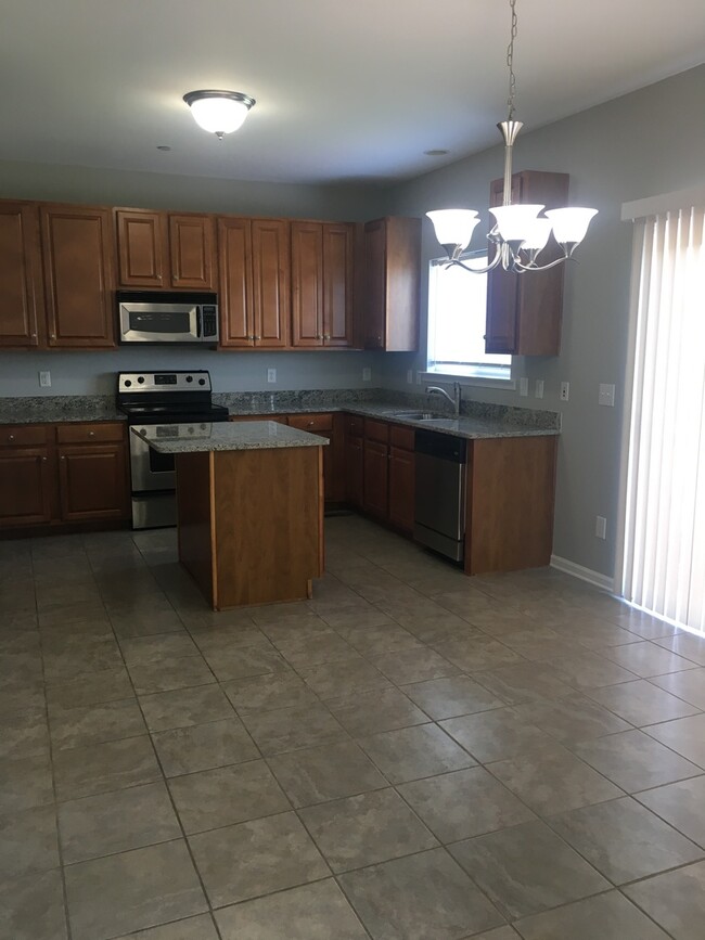 Building Photo - 4 Bedroom home in Bent Creek Subdivision