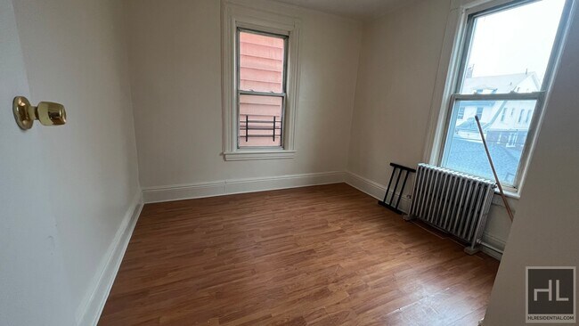 Building Photo - NATURALLY BRIGHT 2 BEDROOMS  EAST 34 STREE...