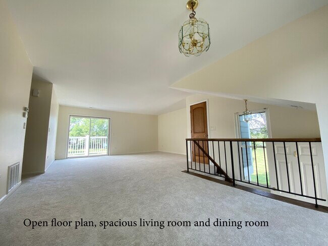 huge living room - 922 Brunswick Cir