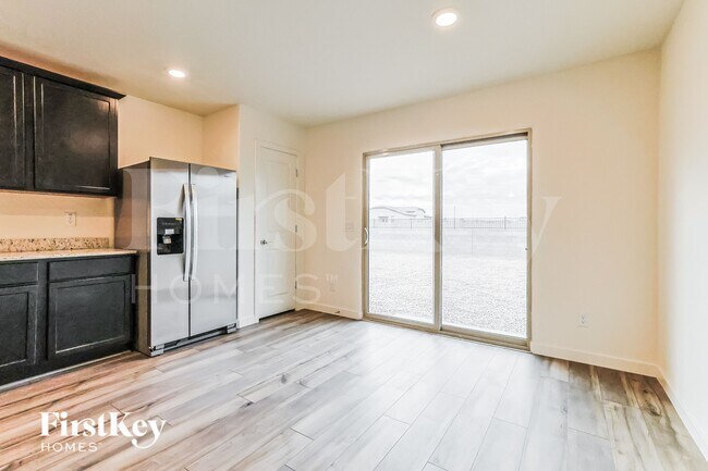 Building Photo - 985 W 20th St