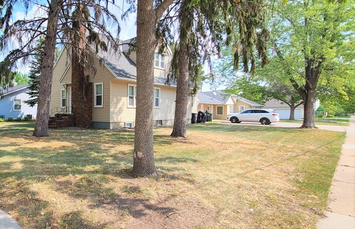 Yard / Off Street Parking - 600 2nd Ave NW