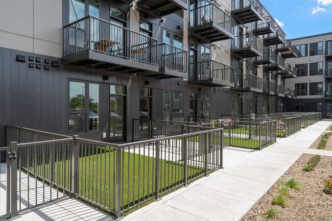 Foto del edificio de The Townline, Minnetonka, MN (4) - Townline Apartments