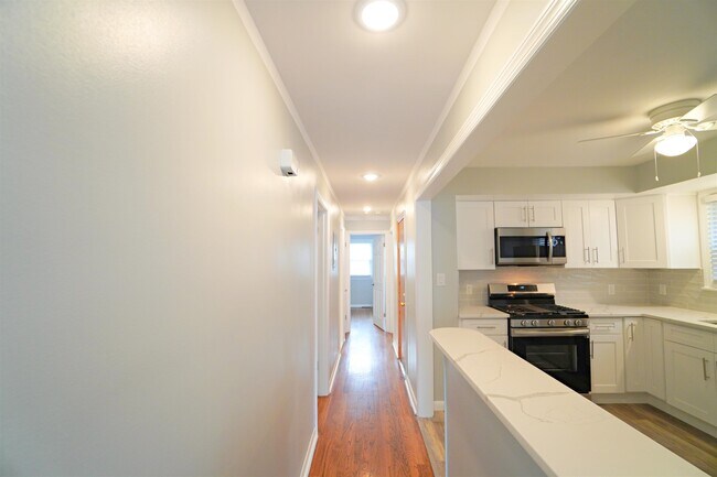 Building Photo - 154 W 21st St
