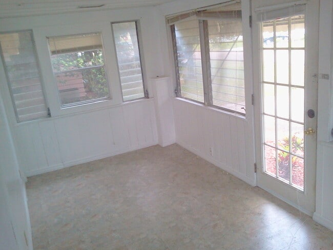 Foto del edificio - Cute 2BR/1BA Home w/Carport, Sun Room, Lar...