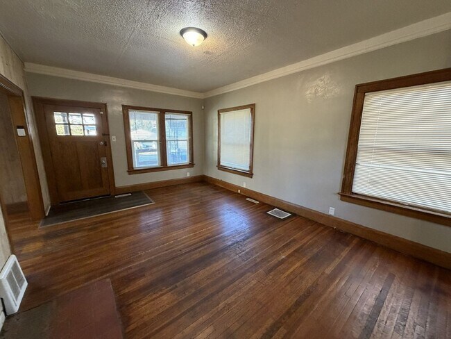 Foto del edificio - 1351 Berdan Ave
