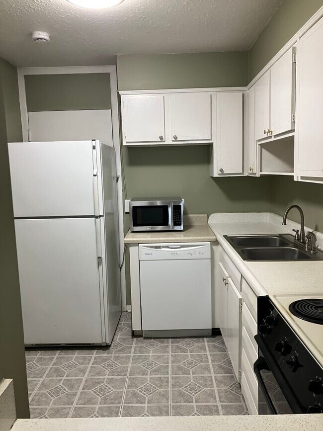 Foto del edificio - Centrally located West End Condo - Seasonal special - 1 Month Free!
