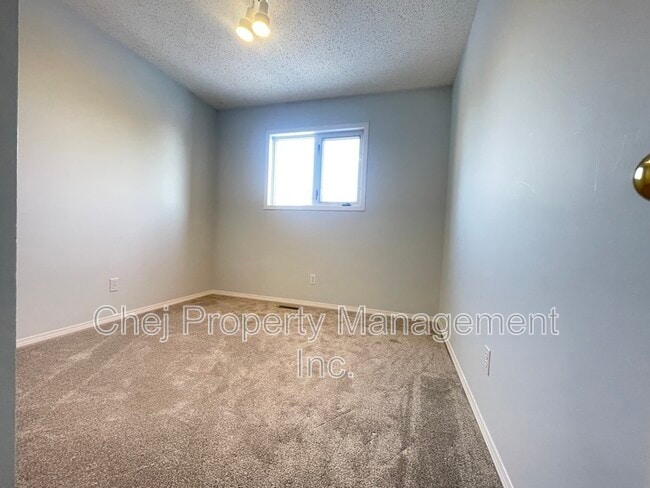 Photo du bâtiment - 8105-188A 188a St NW