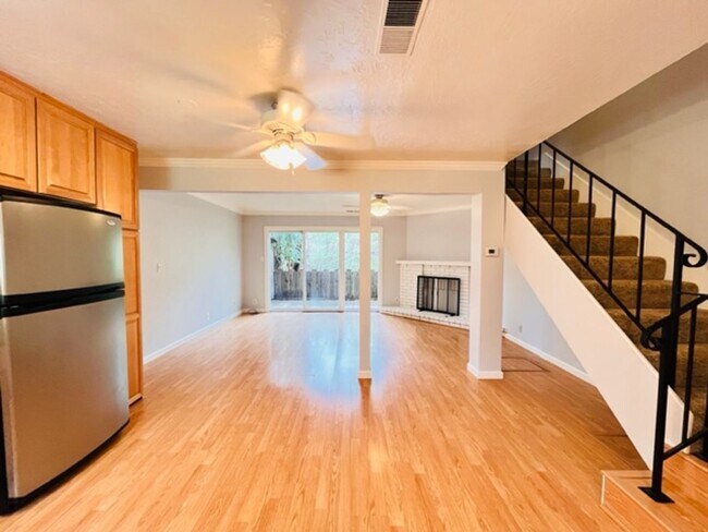 Foto del edificio - Charming 2BD/1.5BA, Two-Story Townhouse in West Side Danville, Near Downtown- Available NOW!