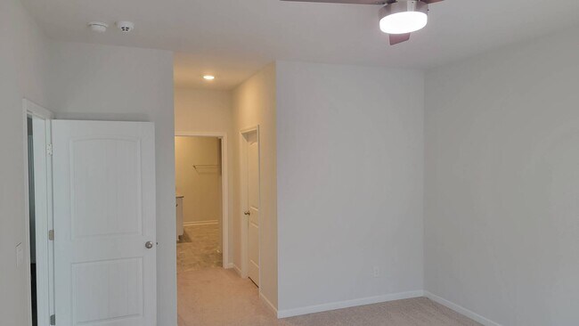 Building Photo - 5070 Hunters Village Dr
