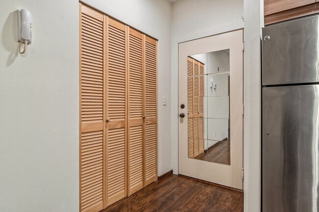 Foto del edificio - Spacious 1 Bed 1 Bathroom Capitol Hill Unit!