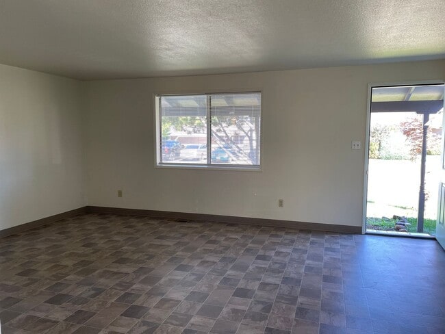 Building Photo - Newly Updated 3 Bedroom 2 Bath Home