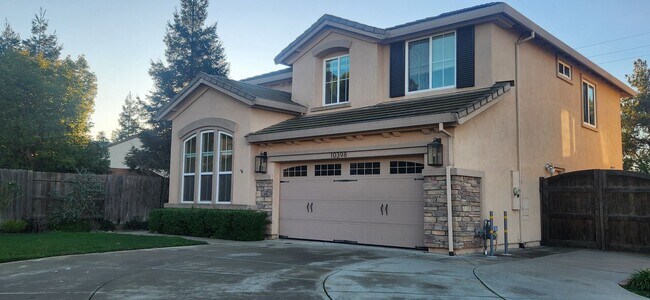 Foto del edificio - Beautiful 4 Bedroom 2.5 Bathroom Home on Large Lot in Elk Grove