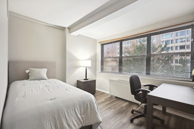 Paquete Premium: Dormitorio en la distribución de dos dormitorios - Circle Arms Apartments