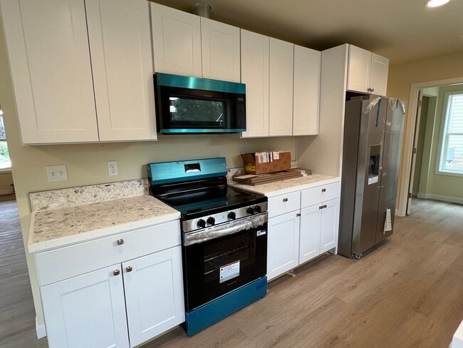 Building Photo - NEWLY RENOVATED! 4 beds, 2.5 ,a/c, dishwas...